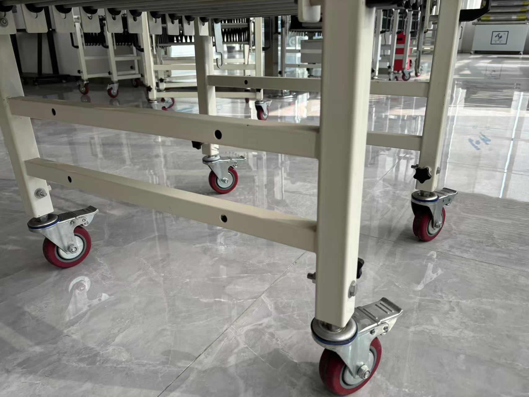 피마자가있는 유연한 확장 가능한 롤러 컨베이어