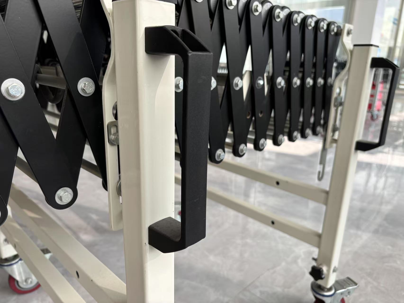 가상 확장 가능한 스케이트 휠 컨베이어